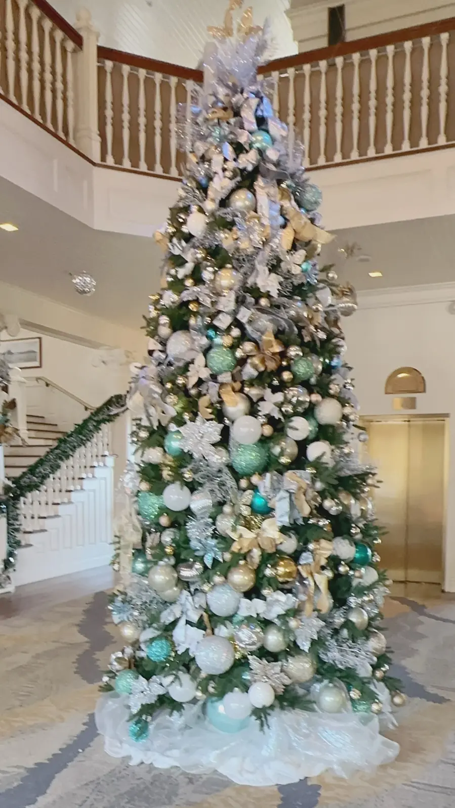 モアナサーフライダー内のクリスマスツリー