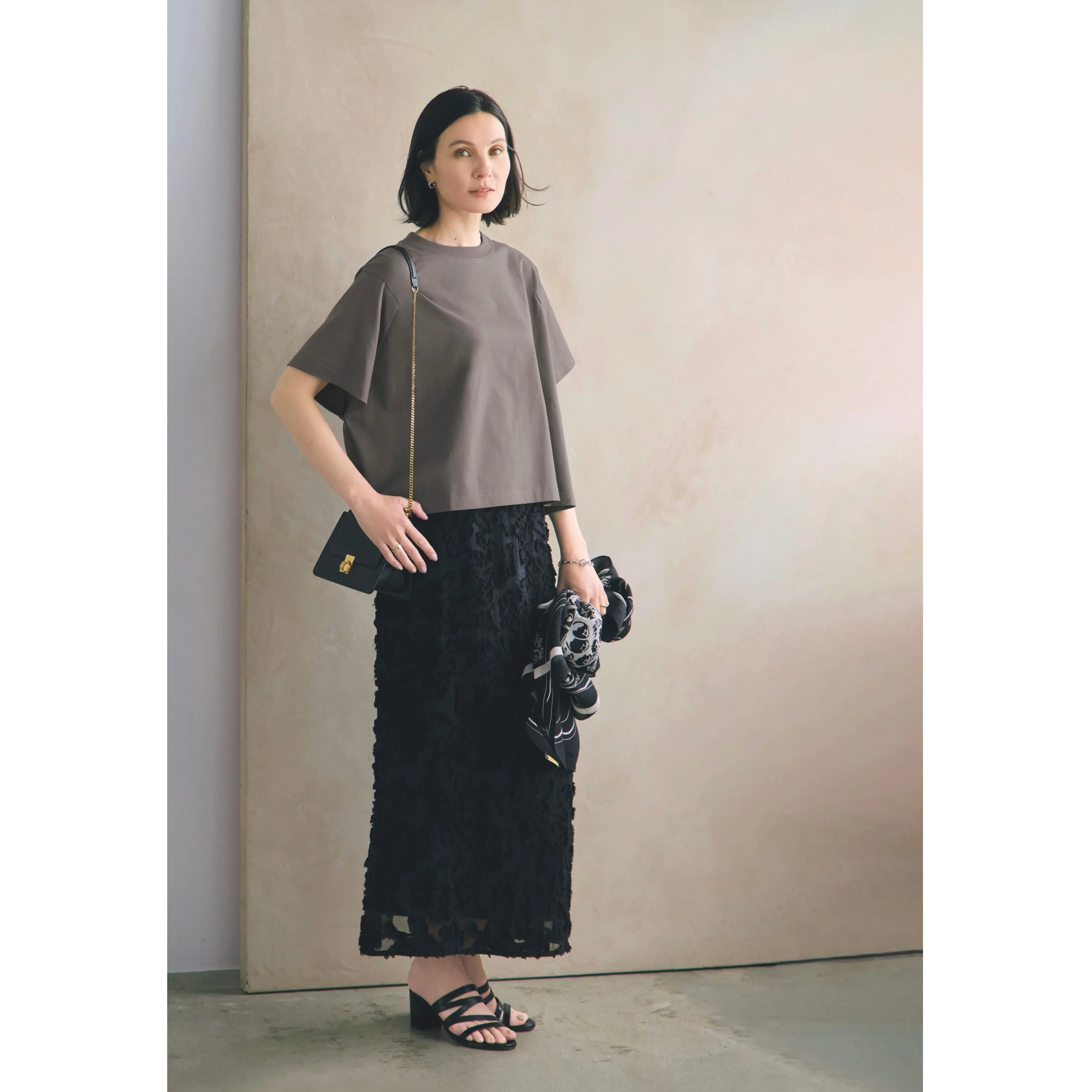 グレーTシャツに黒レースタイトスカートを合わせたコーディネート モデル・田沢美亜
