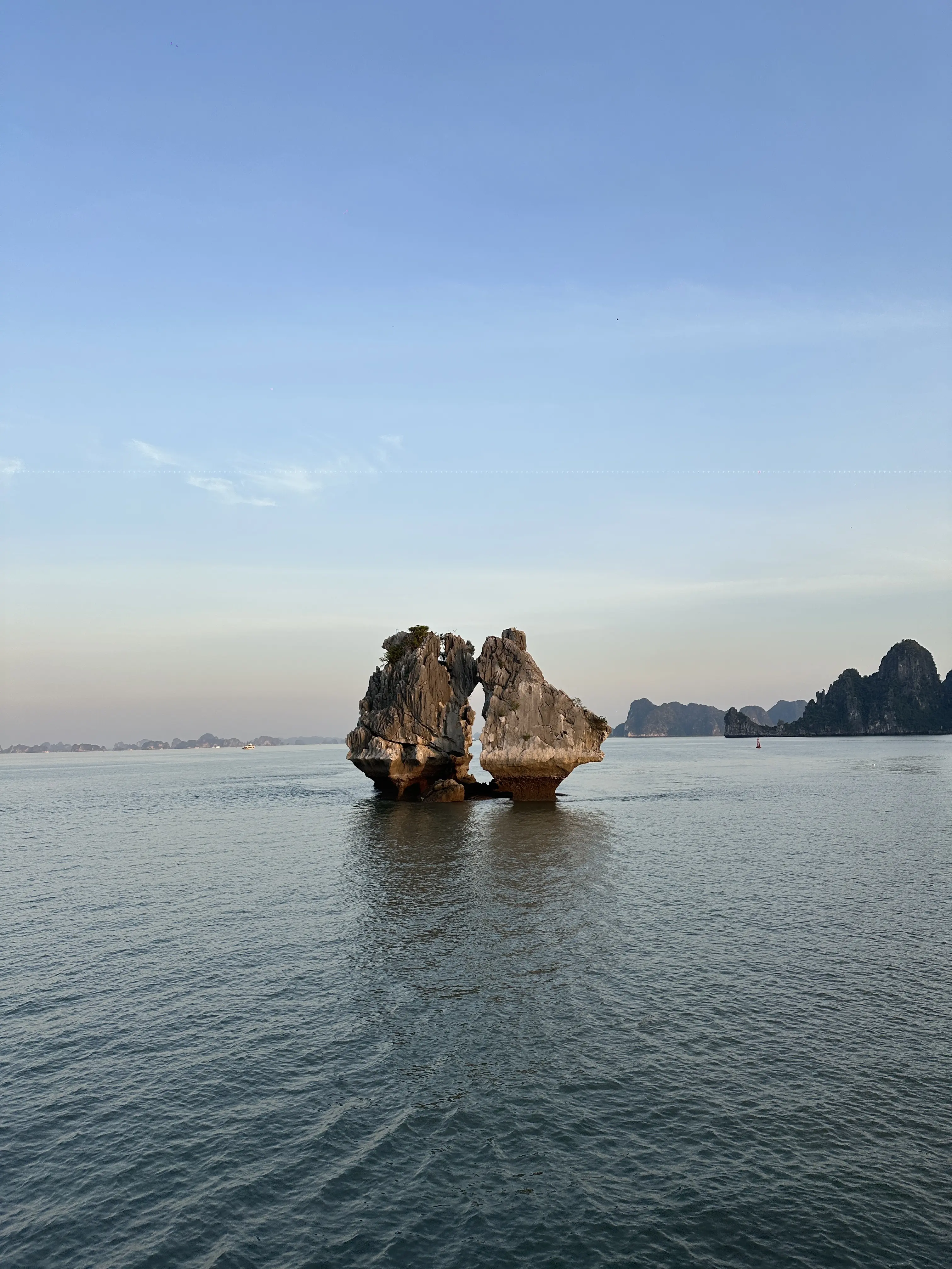ハロン湾　kissing bird 闘鶏岩