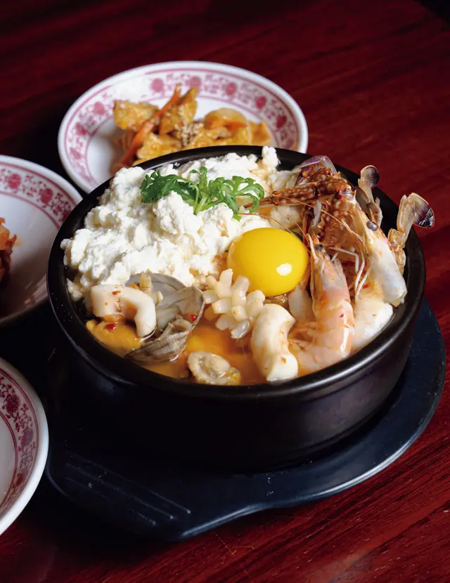 グルタミン酸、イノシン酸、グアニル酸がぎゅっと凝縮された海鮮たっぷりの「ヘムルスンドゥブ」W11,000