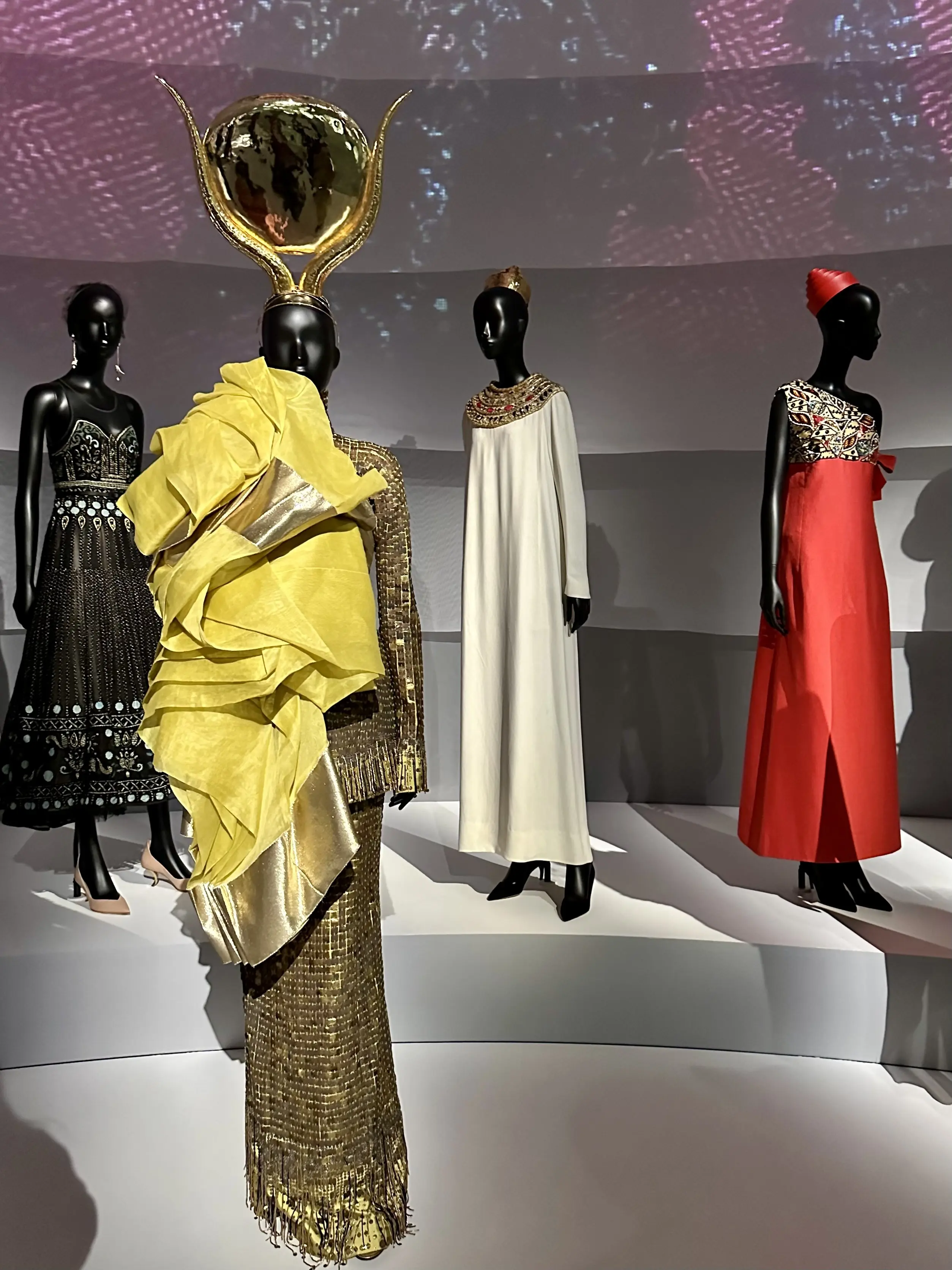 「クリスチャン・ディオール、夢のクチュリエ」各国の文化からインスピレーションを受けたドレス