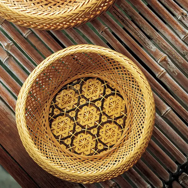 六ツ目に細い竹ひごを潜らせ、花のように編み上げたオリジナルの花六ツ目鉄鉢