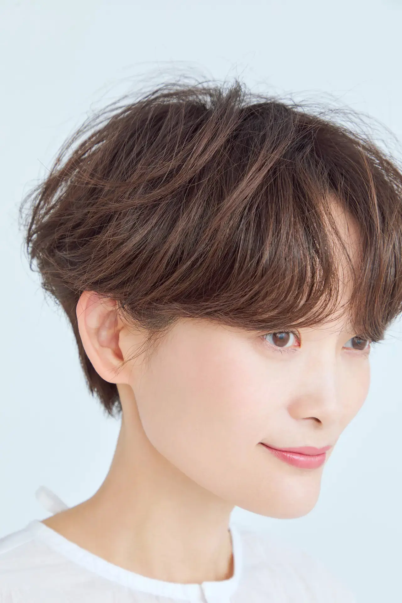 ミニマルなデザインの大人ショートで、モードな印象もボリュームアップも！【50代髪型・ヘアスタイル】