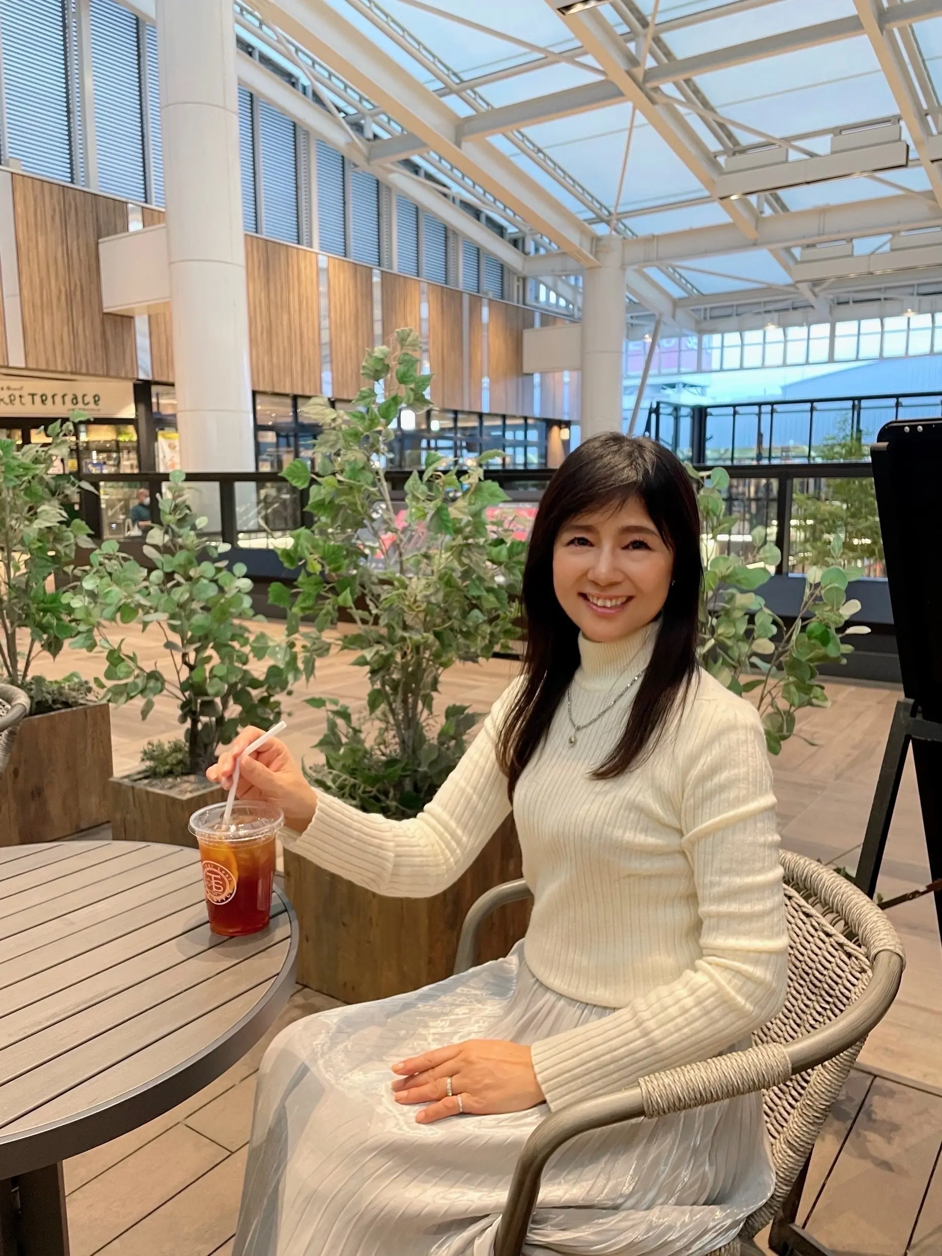 オリジナルフルーツティー、Mother Leaf Tea Style、マザーリーフティースタイル、テラス席、点灯式、ATELIER N&#039;S 、アトリエエヌズ、アトリエN&#039;s、knit、ニット、poolstudio alloter 、スカート、skirt、MICHEL KLEIN 、ブーツ、MIO NOTIN、シルバー、シルバースカート、シルバーロングスカート、白、白ニット、白タートルネックニット、