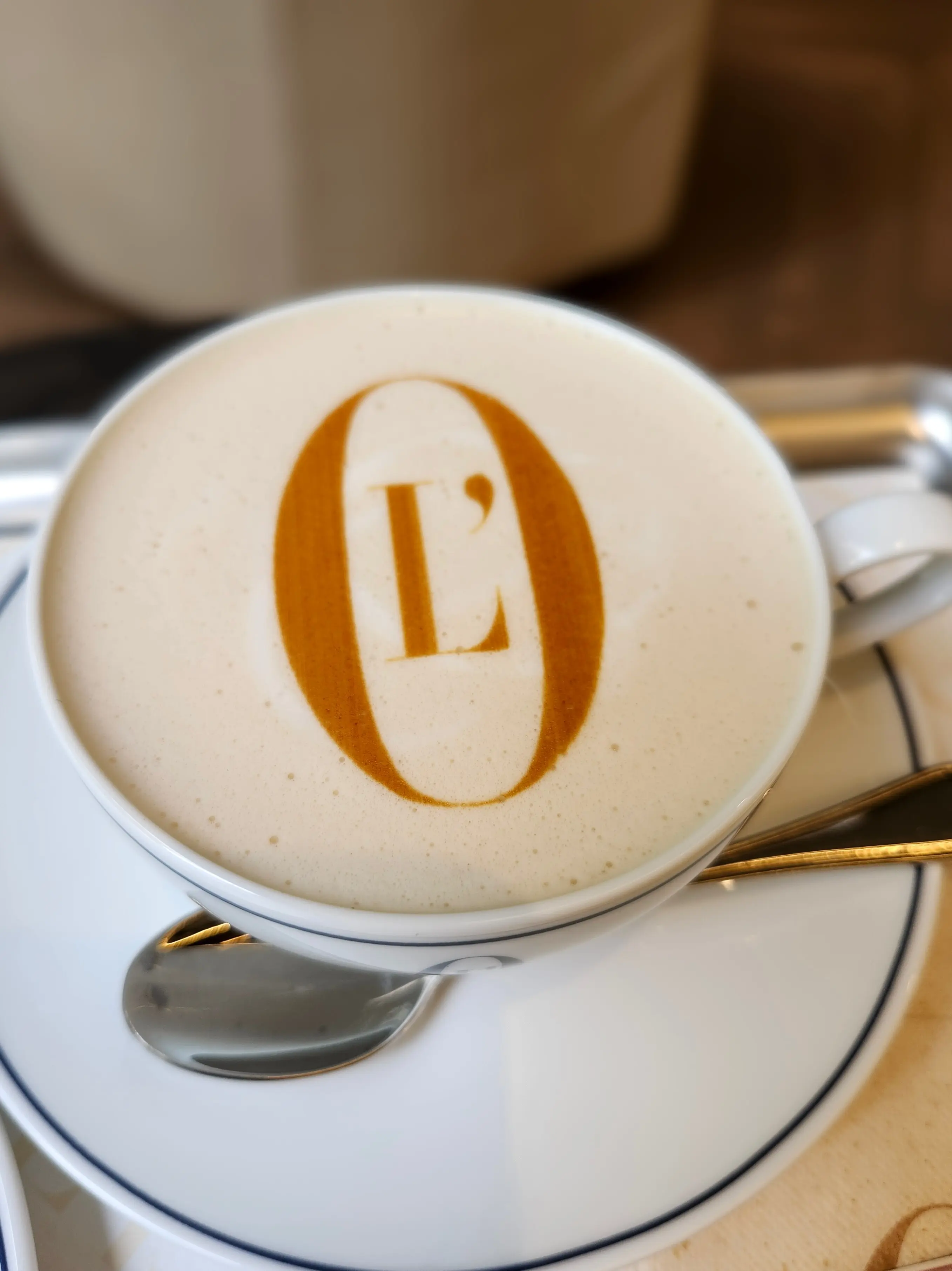 表参道カフェ、ロシフェルコーヒー、モカケーキ、ラテアート、40代ファッション、ネイビースタイル、L&#039;OFFICIEL COFFEE