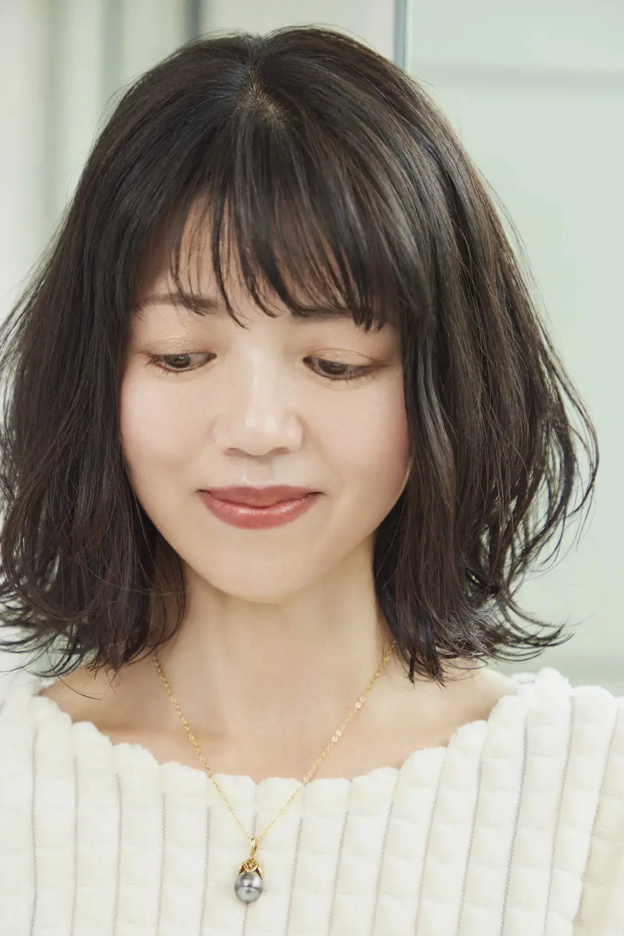 華やかパーマでマンネリ感のあるミディアムヘアから抜け出す