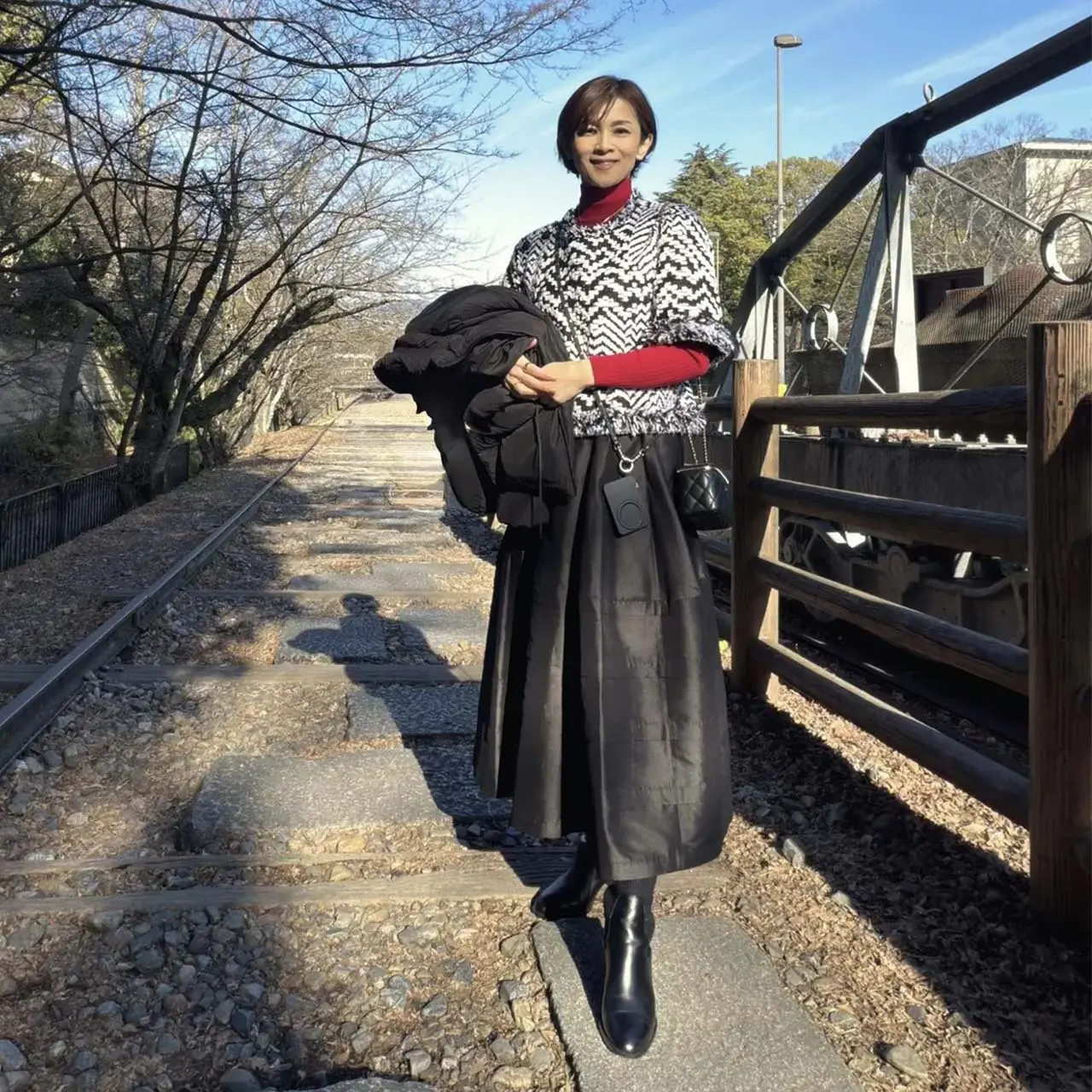 内村舞子さん　赤トップスと黒スカート、ブーツコーデ