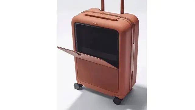 【POINT】 フロントオープンのポケットは、スーツケースを寝かせなくてもノートPCの出し入れが可能。ベルトのデザインもレトロで愛らしい
