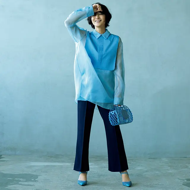 富岡佳子さんが着こなす大人の着映えカラー「心惹かれるブルー」 | Web