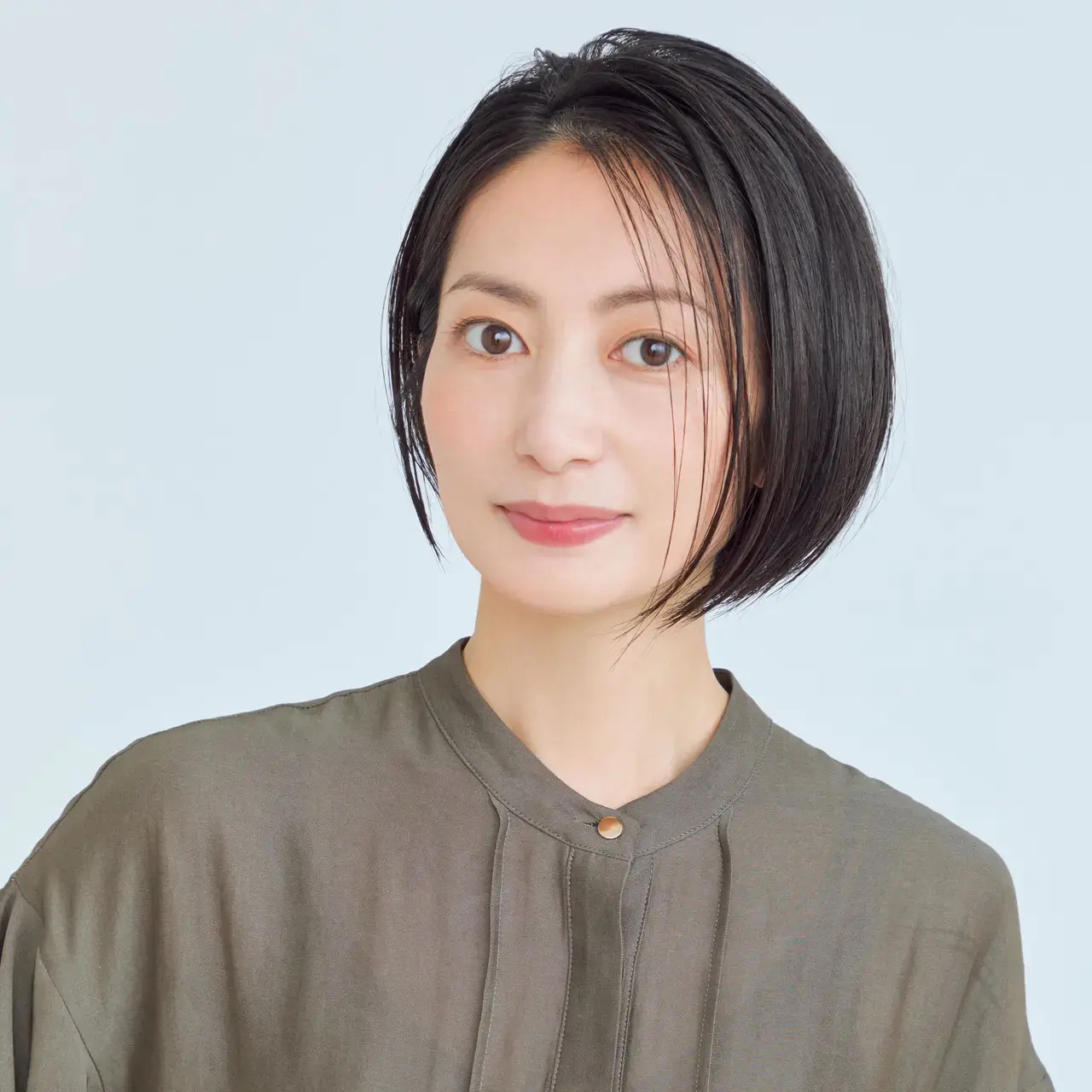 シャープな印象を引き立てる、シャイニーな重めボブヘア【50代髪型・ヘアスタイル】