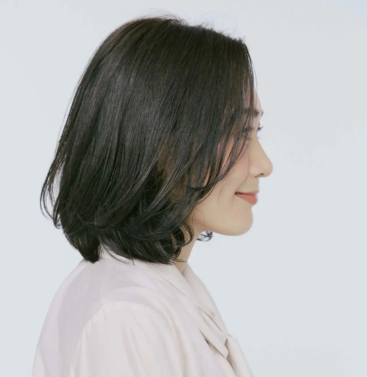 肌映えとおしゃれを両立する“透明感演出カーキ”