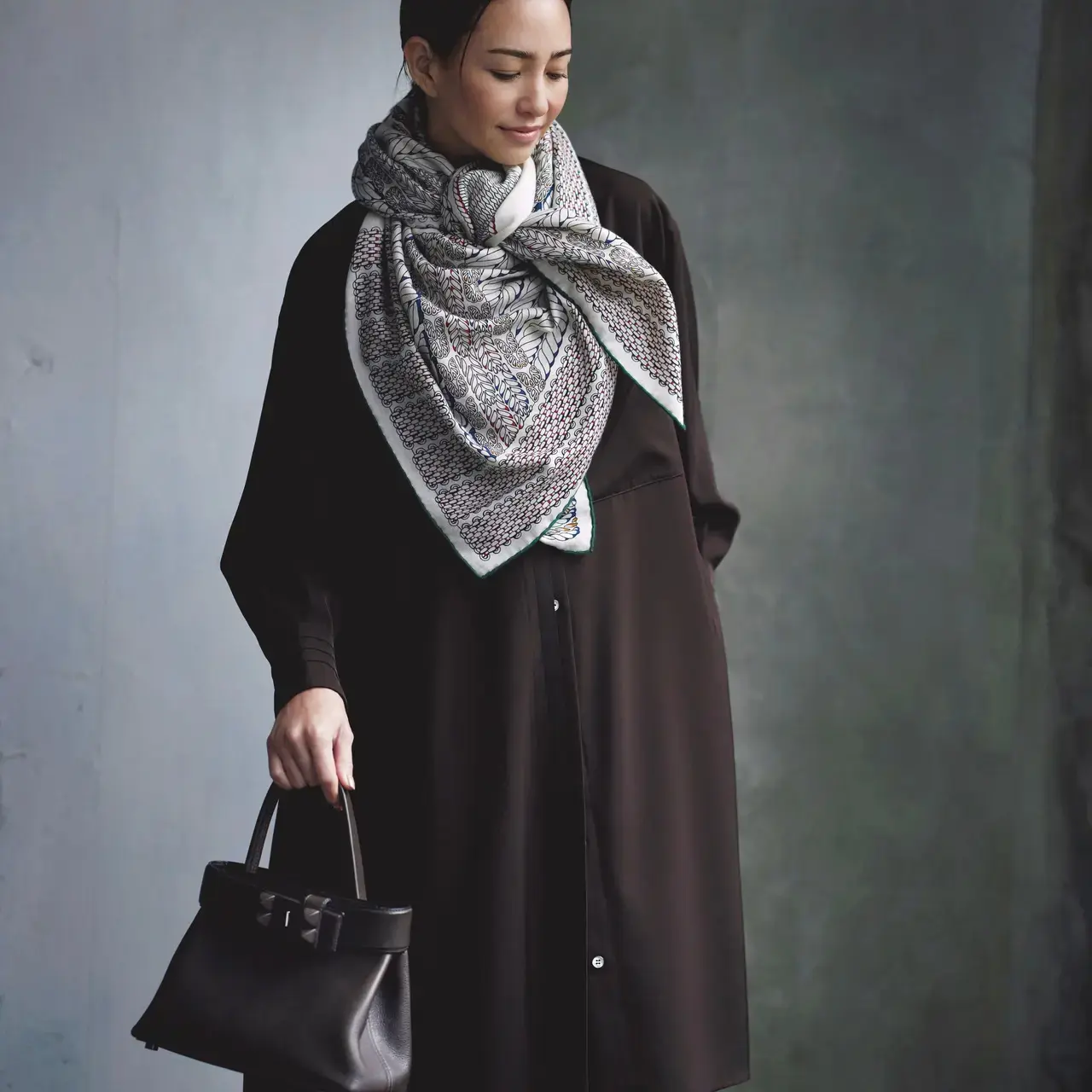 上質なスカーフのボリューム感でブラウンコーデの華やかさをグレードアップ