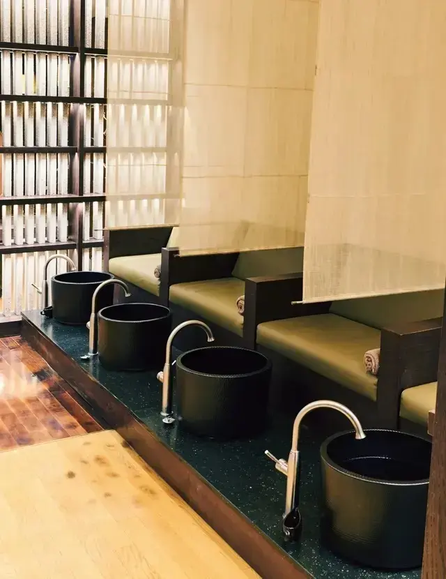 トリートメント開始前には紅参濃縮液を入れた足湯を。サポニン成分が血行促進、老廃物排出、筋肉のリラックスをサポート