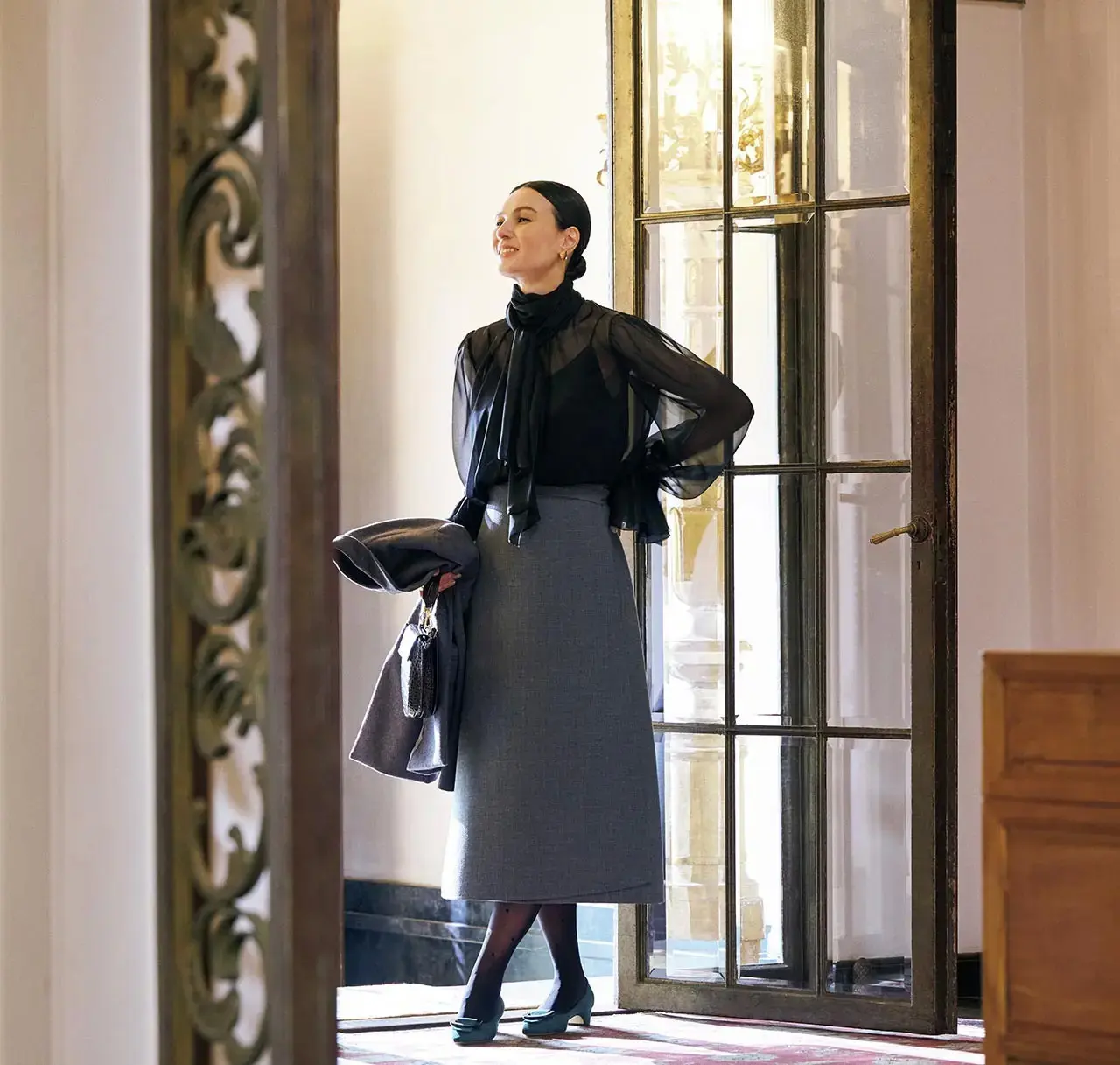 揺れるボウタイ、ラッフルの袖口……甘美なディテールを現代的に魅せる、「シアーな黒」の粋な駆け引き