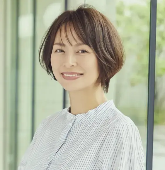 抜け感のある前髪で、シンプルなショートボブの鮮度を上げる【50代髪型・ヘアスタイル】