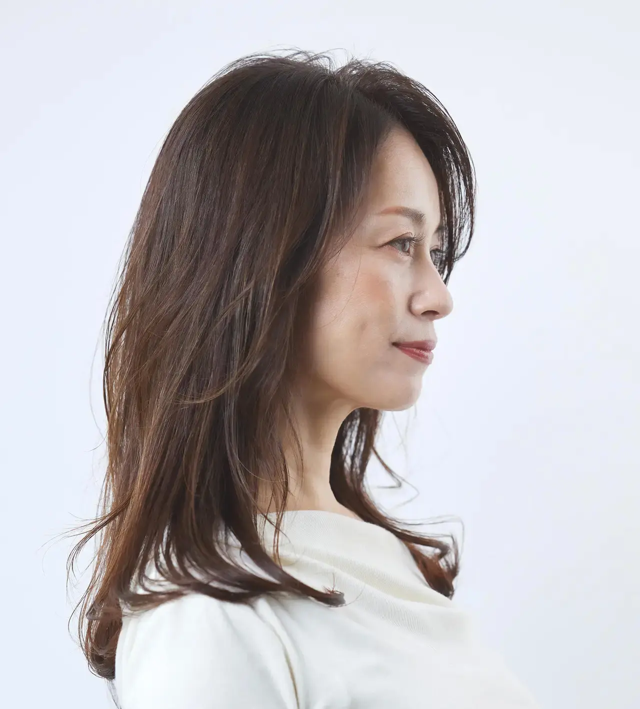 “縦”を意識したセミロングでトップのボリューム不足を解決！【50代髪型・ヘアスタイル】