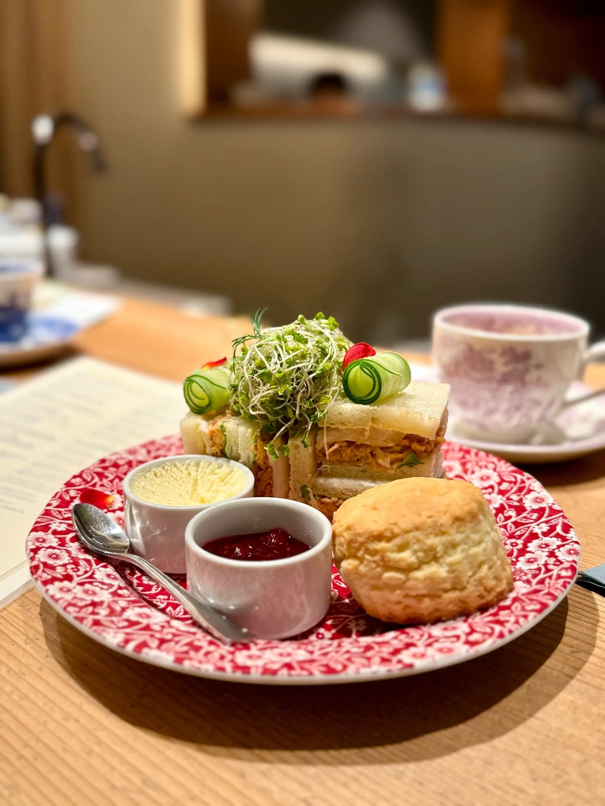 紅茶&amp; スコーン専門店「TEA ROOM KIKI」、サンドウィッチ、スコーン、ランチ