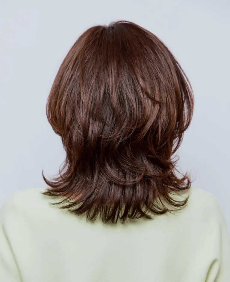 Webエクラ 後から見たミディアムヘアスタイル