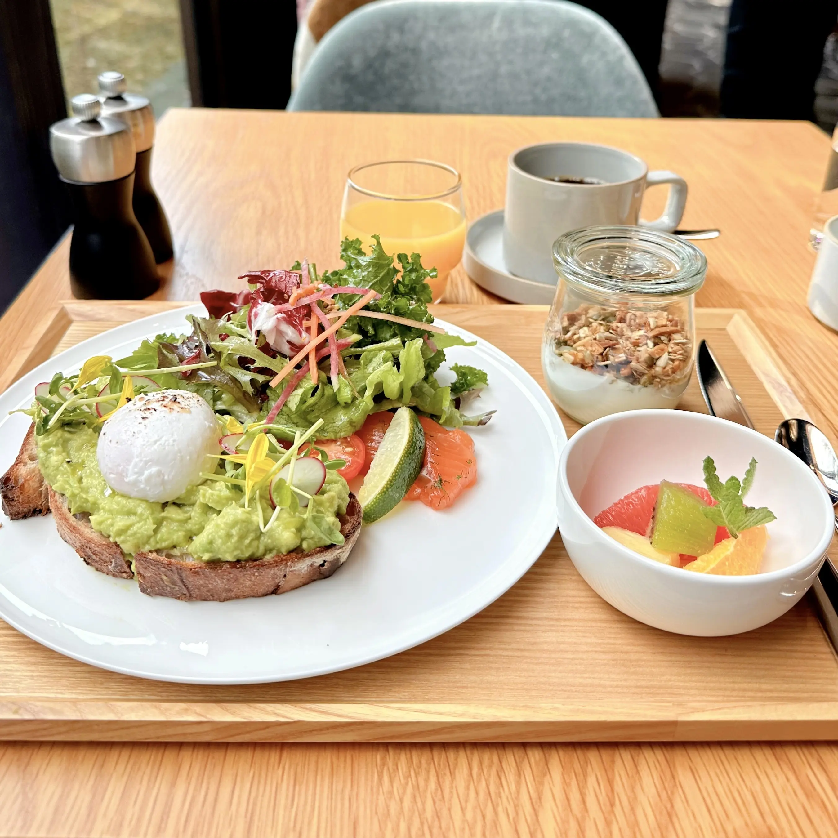 エースホテル京都の朝食　アボガドサンド、フルーツ、ヨーグルト
