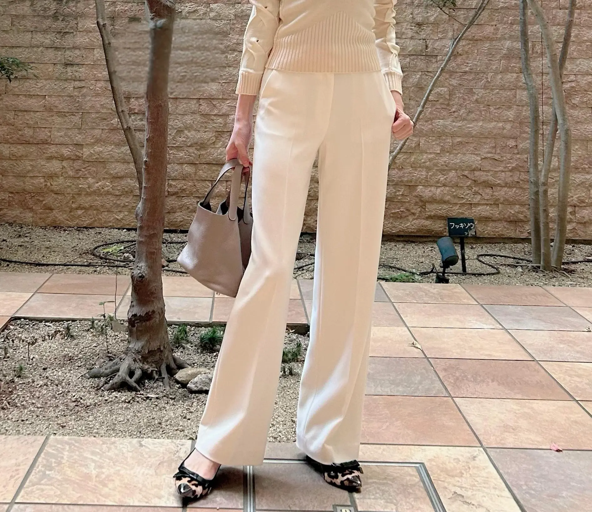 エクラ 華組　法村麻起子さん　ホワイトコーデ　白　パンツ　パンツコーデ　パンツの写真