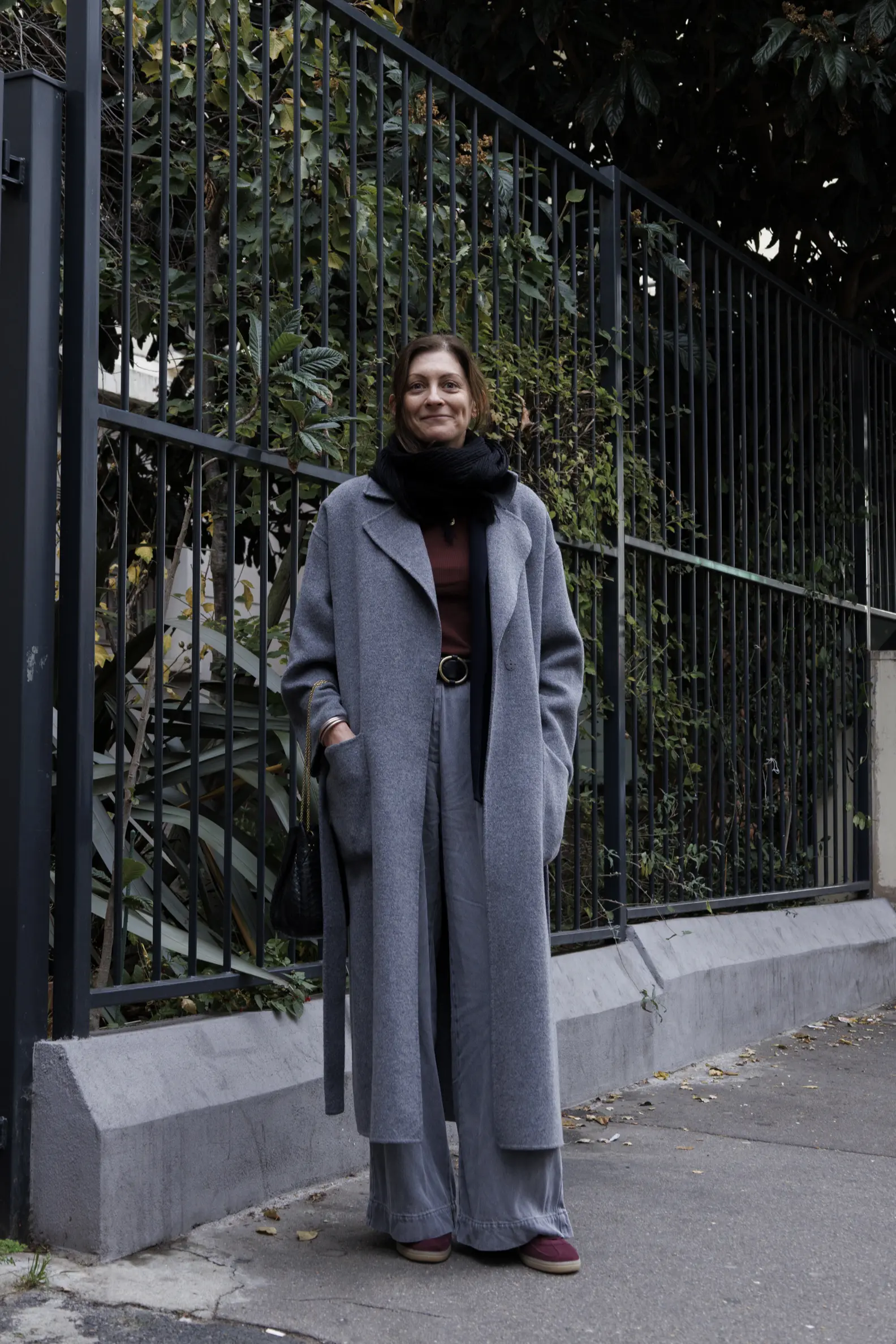 ファッションスナップ　Majeのロングコート　グレー　パンツ