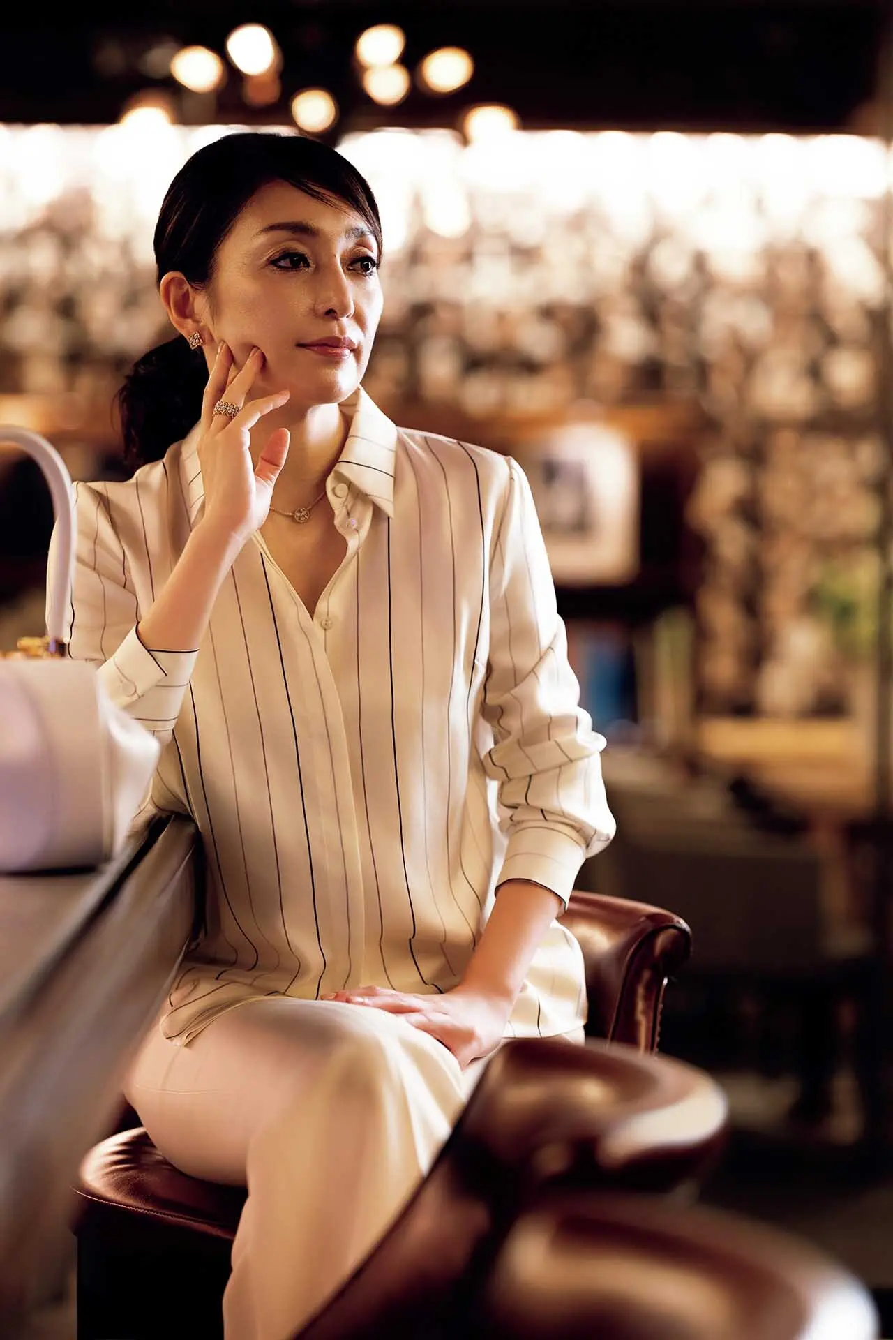 美光沢のシルクシャツに効かせる 気品あるジュエリー。 夫を待つ時間も上品な華を漂わせて