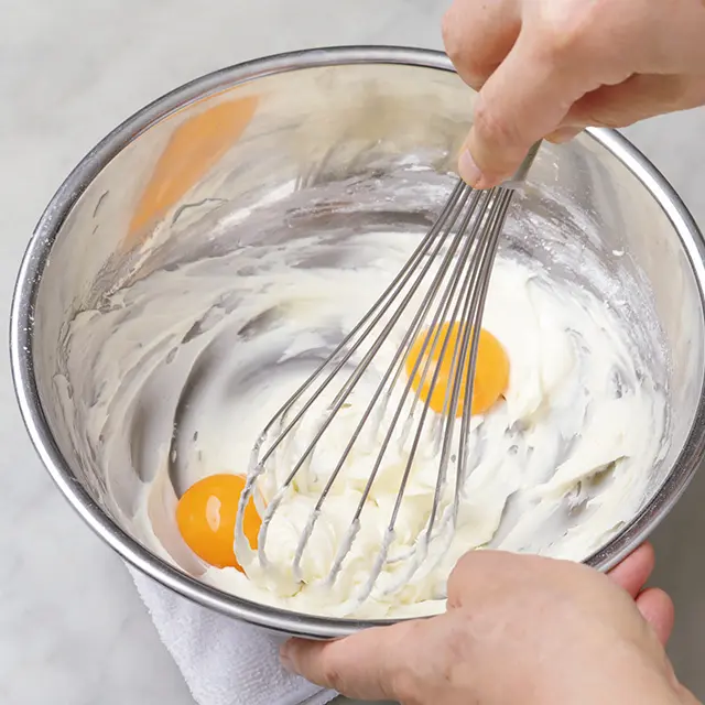 卵を卵黄と卵白に分け、卵黄を3に加え、 均一になるように混ぜる。