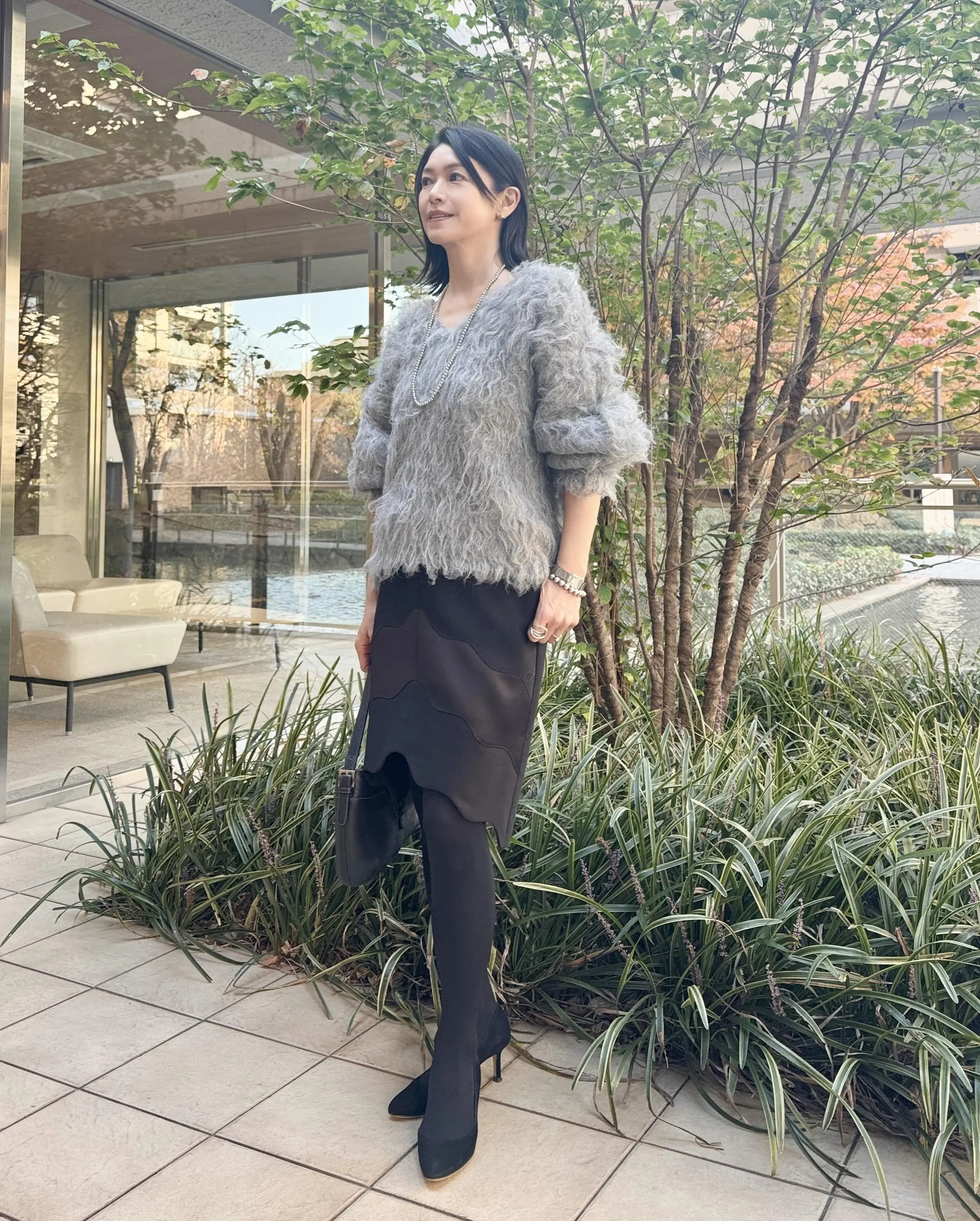 エクラ 華組　根村麻里さん　黒スカートコーデ　全身コーデ