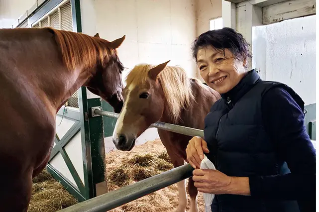 北海道、富良野にあるフレン チ・レストラン『ル・ゴロワ フ ラノ』のシェフ大塚健一さん、 敬子さん夫妻の愛馬たちのお見 舞いに。馬房で治療を受けてい るあかりちゃん（中央）と、山本 さんの愛犬から名前をもらった という馬のルーカス（左）。