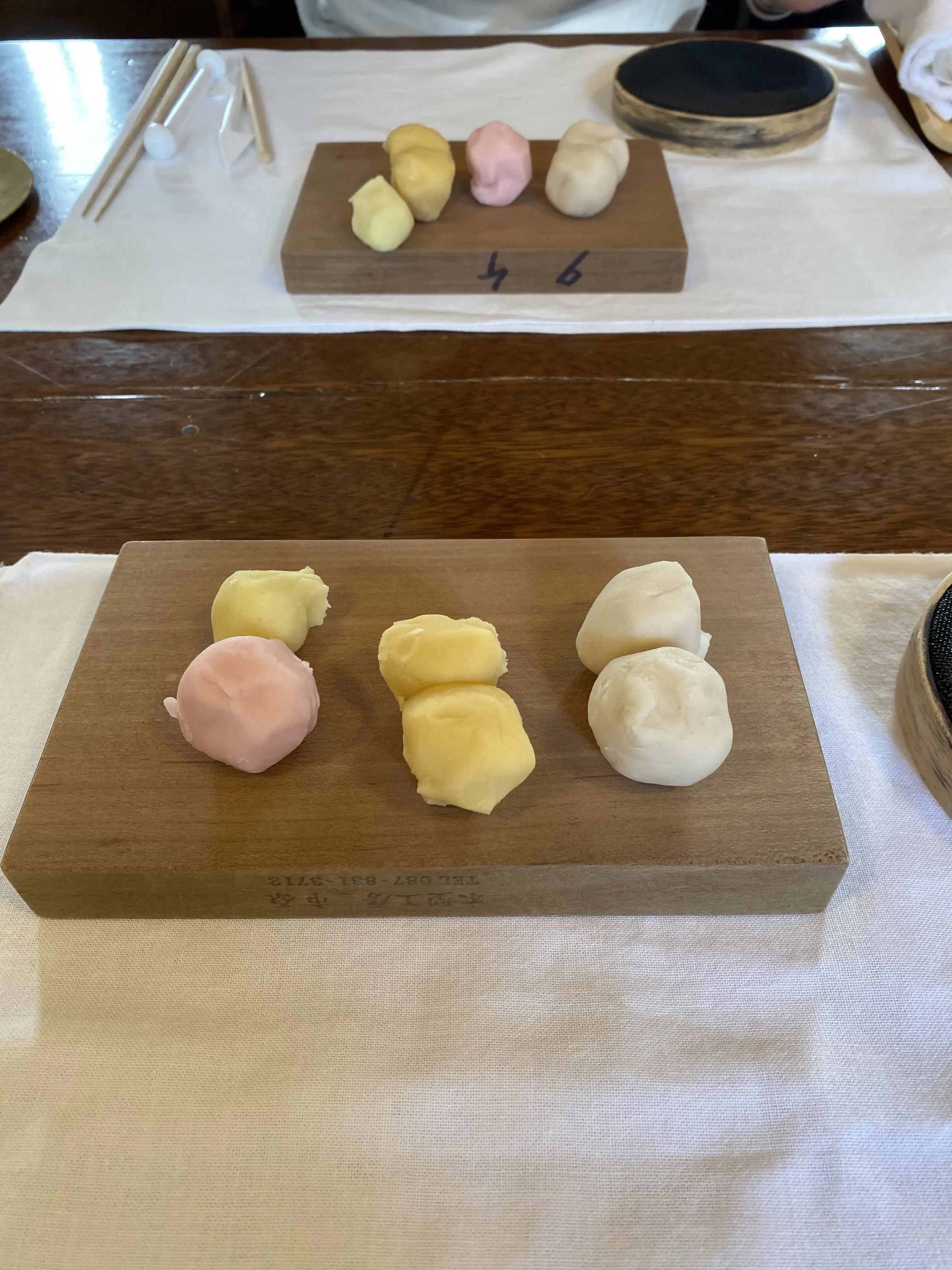 和菓子作りに使用する練り切り餡の色とりどりの素材。