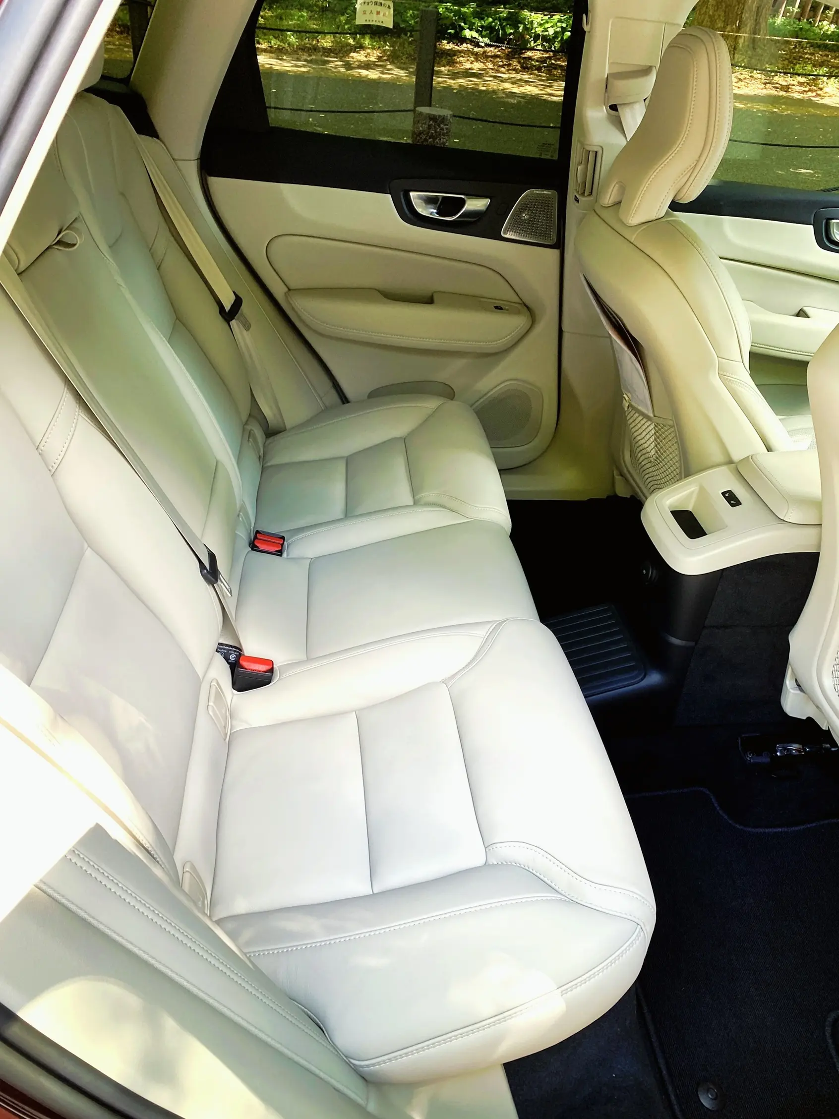 ボルボ　XC60 Ultra T6 Plug-in hybrid　後部座席 プラグインハイブリッドモデル マダムの“ぐっとくるクルマ”試乗 Webエクラ