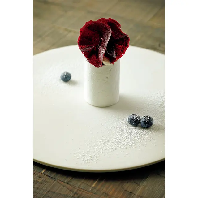 ラベンダーとブルーベリーで作るチップスが花びらのように美しいひと皿。