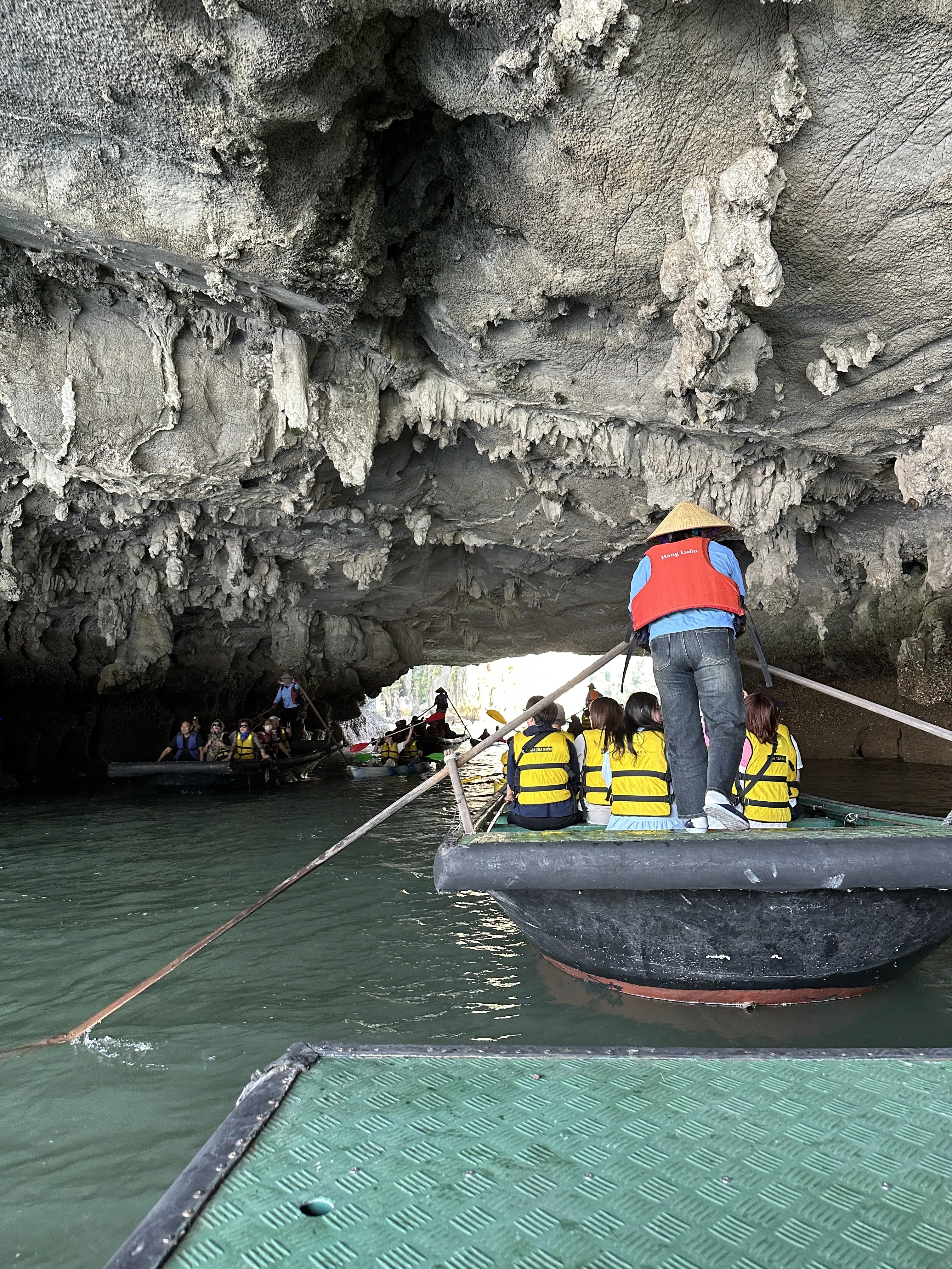 ハロン湾　手漕ぎ船　カヤック　奇岩　ベトナム