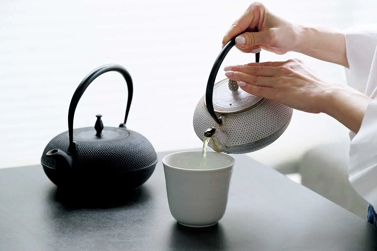 自宅でくつろぐときは、コーヒーより お茶派。鉄瓶と鉄急須でいれるのがお気に入りだ。