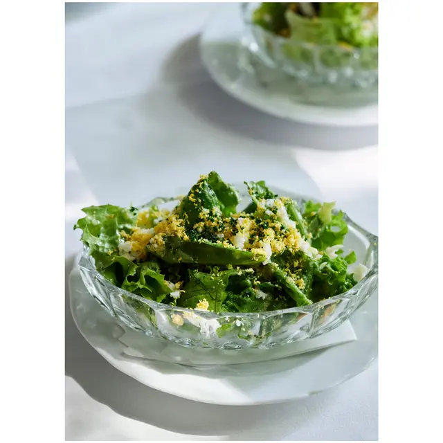 野菜のみずみずしさが口いっぱいに広がる「ミモザサラダ」¥1,000。