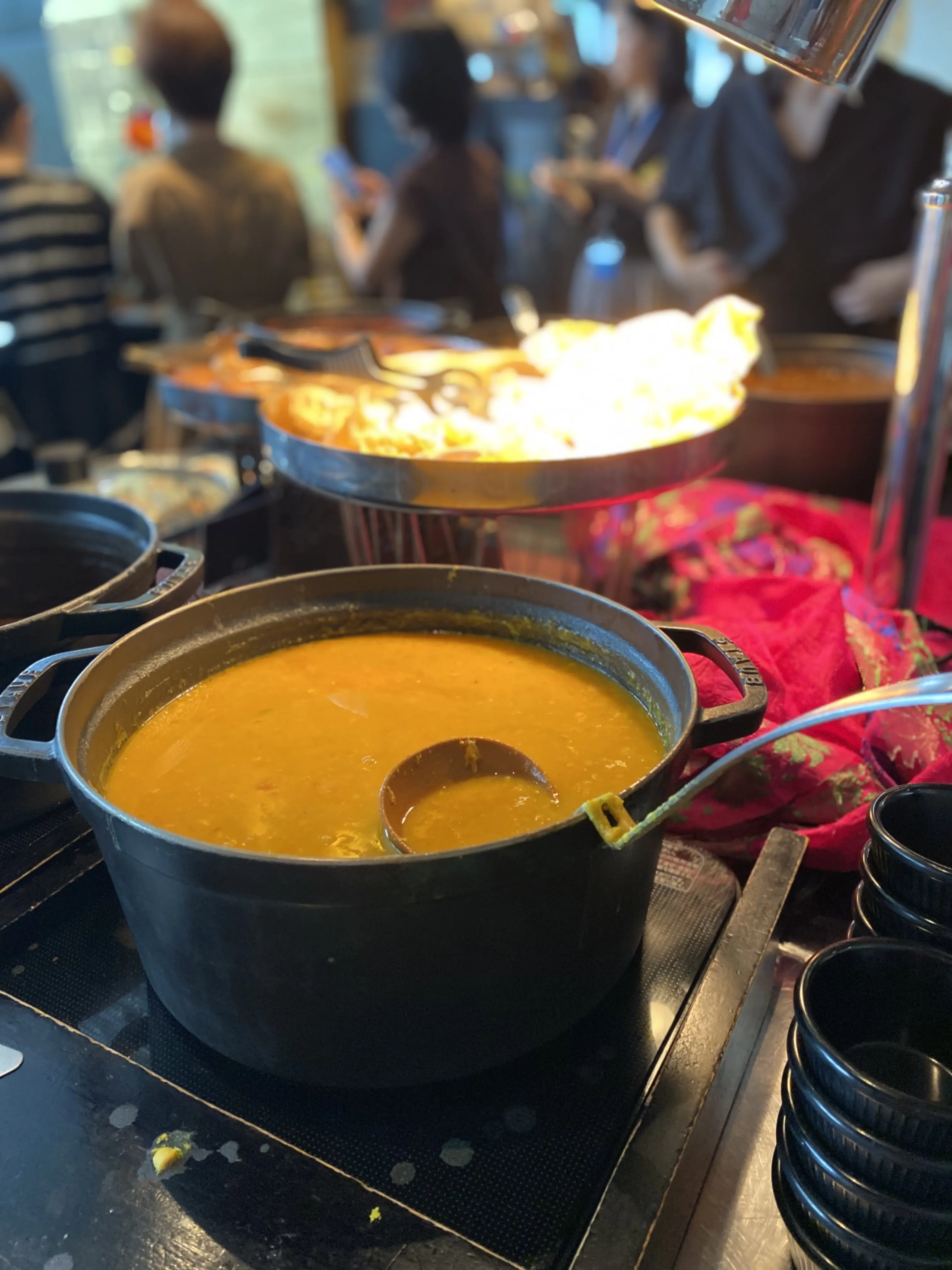 ニルヴァーナのビュッフェに用意されたカレー鍋。