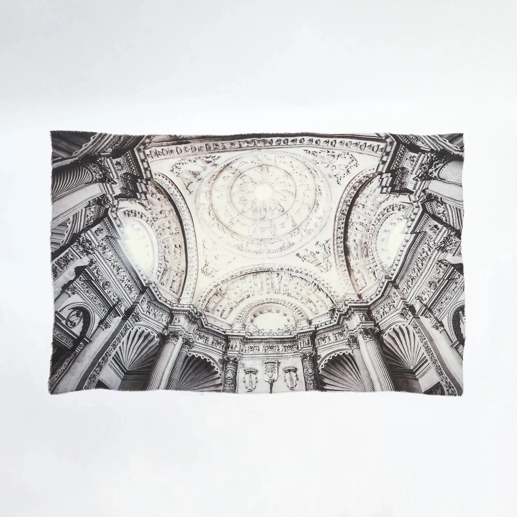 アーティスティックなモノクロ写真をプリント「Faliero Sarti」のウールカシミヤストール_1_3