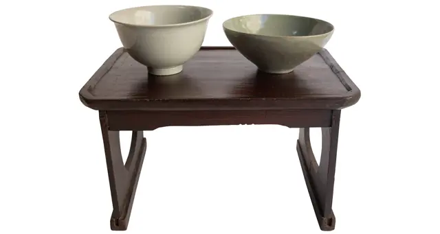 左は朝鮮王朝時代の白磁の碗W600,000、右は高麗青磁の碗W1,500,000