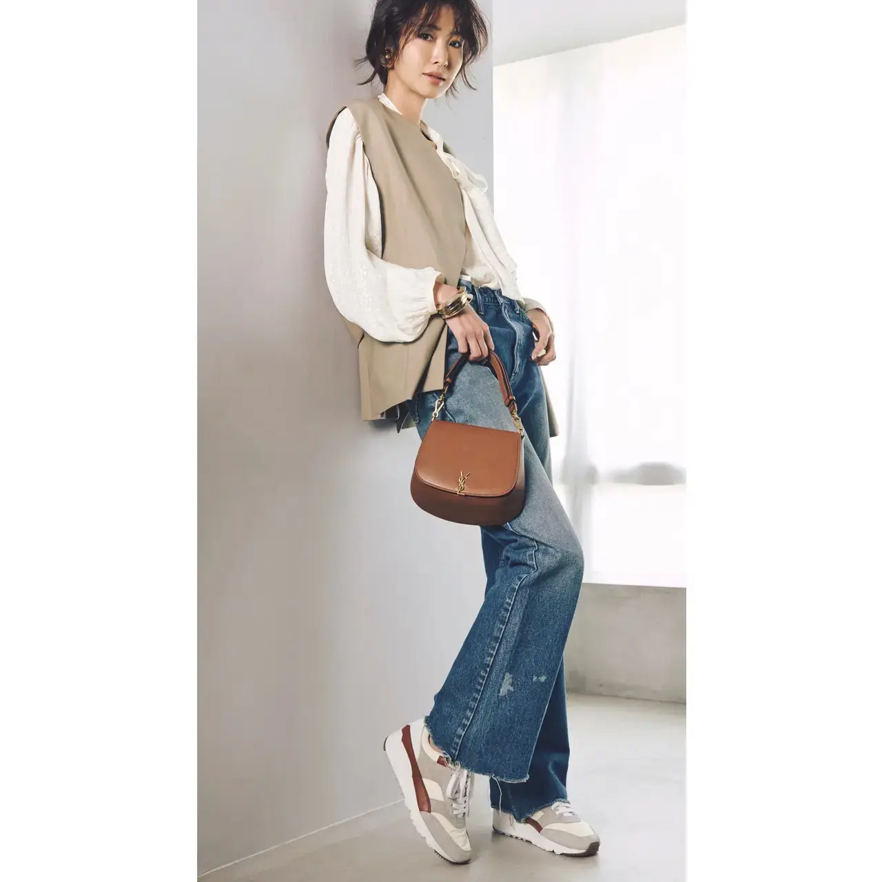 上品なベージュトーンのアイテムと合わせて、デニムパンツをリュクスに昇華。