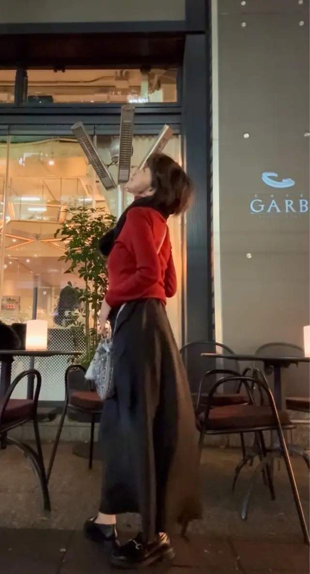 秋寒は無印良品の赤のトップスで温もりをチャージして、夜の丸の内へ_1_14