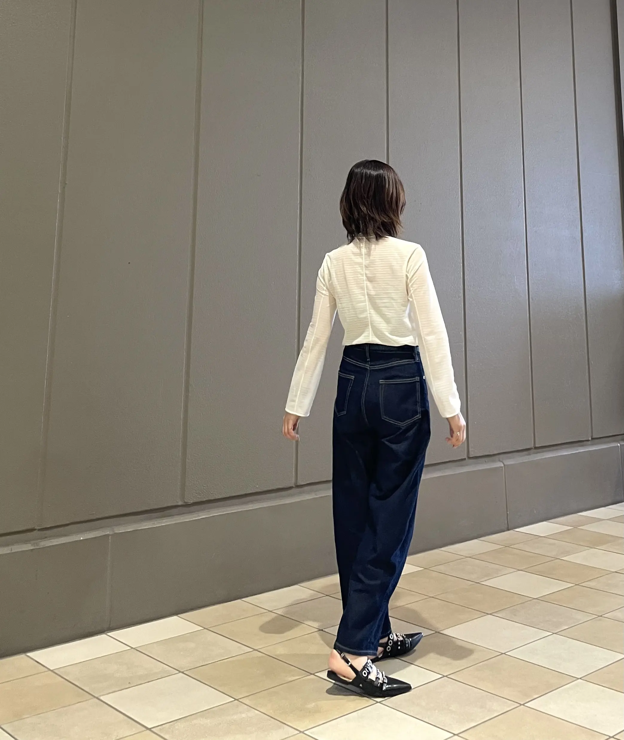 UNIQLO透け感のあるトップスにはスタッズシューズで_1_2