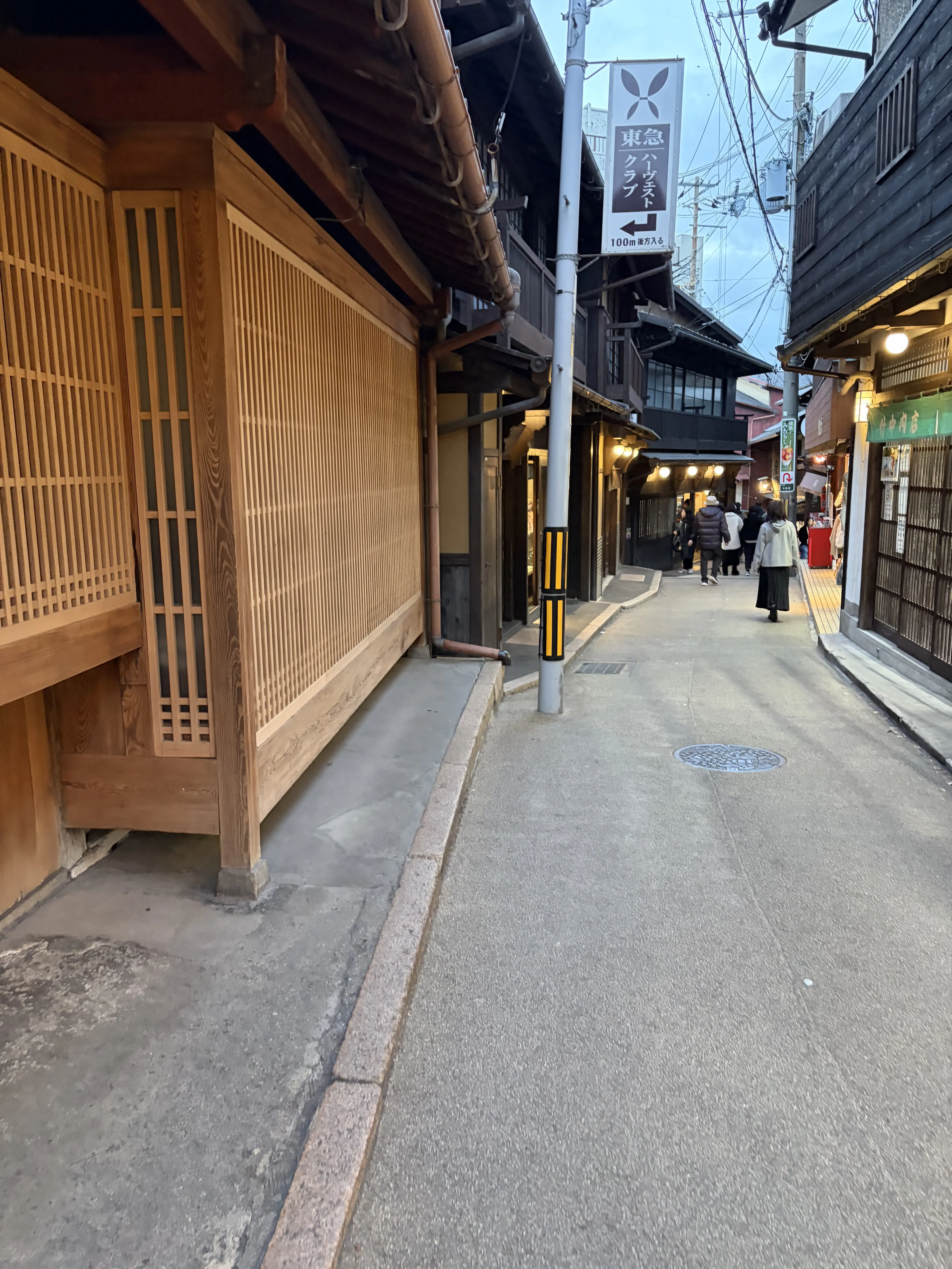 湯本坂にはお土産物店もたくさん並ぶ