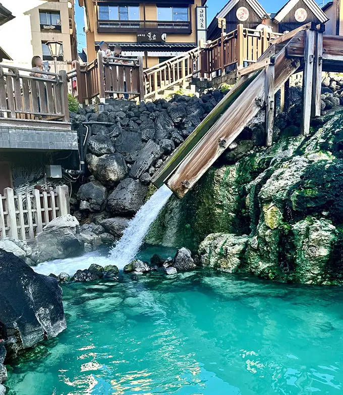 草津温泉の緑色に輝く湯畑