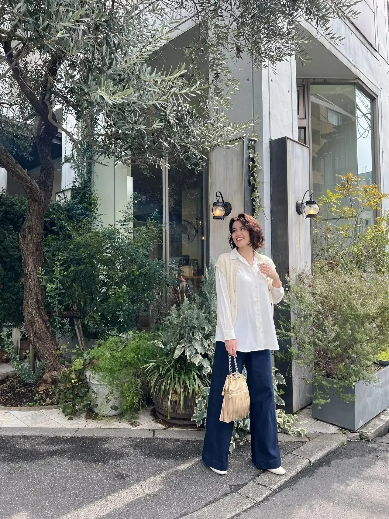 【50代 デニムコーデ15選】きれい目からカジュアルまで！上品で女らしい大人の着こなしがかなう