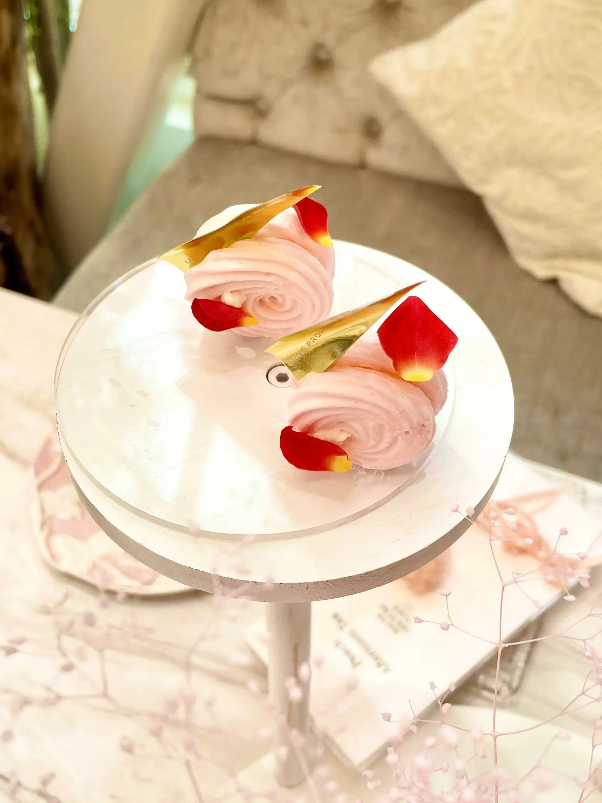 表参道、HAUTE COUTURE CAFE表参道、HAUTE COUTURE CAFE、オートクチュールカフェ、ピーチアフタヌーンティー、桃のアフタヌーンティー、桃パフェ、パフェ、ピンク、ピンクのワンピース、ワンピース、ノースリーブワンピース、ワンピースコーデ、ロングヘア、黒髪、可愛いアフタヌーンティー、美味しいアフタヌーンティー、豪華なアフタヌーンティー、お花の世界、店内、スイートピー、かすみそう、霞草、かすみ草、スイーツ、ムラングシャンティ―、マンゴー、パッション、生クリーム、クリーム、花びら、バラ、バラの花びら、可愛い