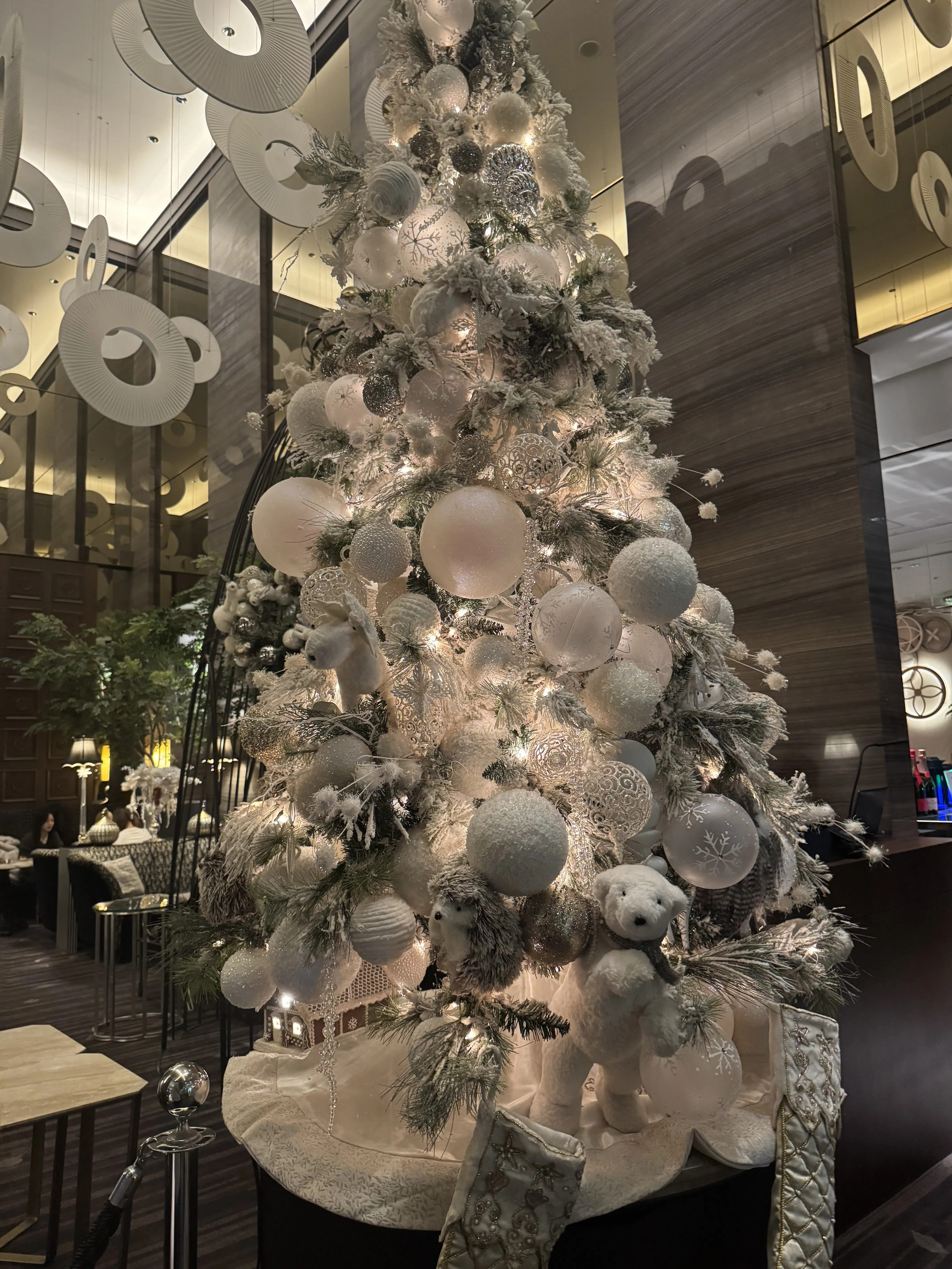 黒×刺繍ブラウスで éclat主催のパーティ「ソワレ・ドゥ・エクラ」へ_1_3-2