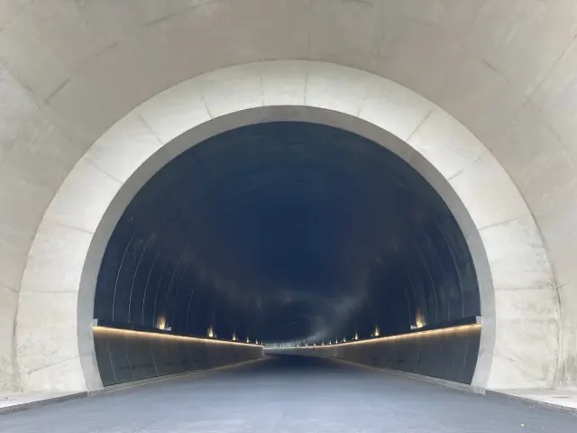 MIHOMUSEUM　名物トンネル　ステンレス製　宇宙空間