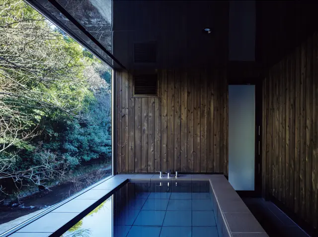 浴室の大きな窓は曇らないような加工がされており、お湯にも森の景色が映し出される。浴室から直接つながるテラスもある