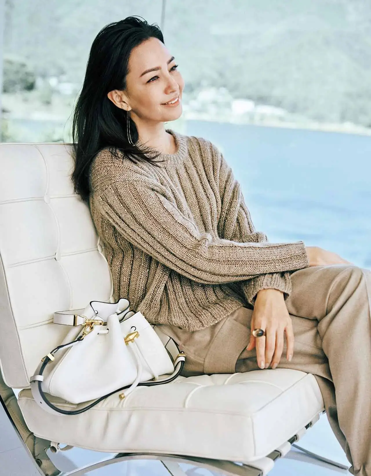 スパンコールのきらめきを、ベージュで品よくなじませて