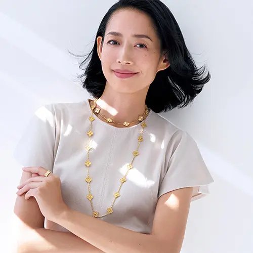 輝きに見惚れる！「ヴァン クリーフ＆アーペル」のネックレスを重ね